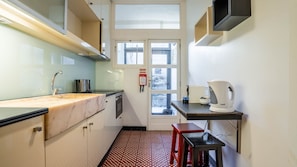 Refrigerador, placa de cocina, utensilios de cocina