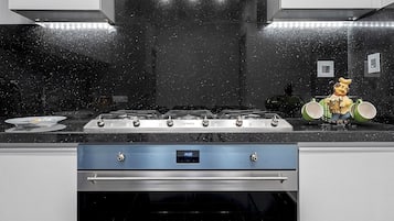 Refrigerador, microondas y utensilios de cocina