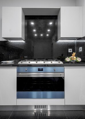 Réfrigérateur, micro-ondes, batterie de cuisine, vaisselle et ustensiles