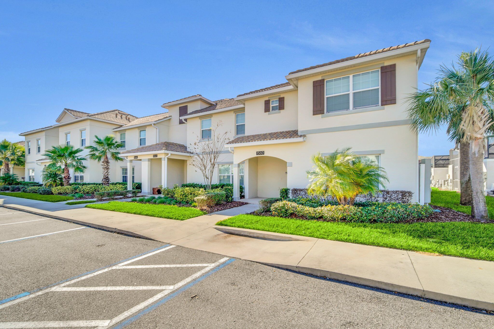 Luxury New Furnished 5 Bedroom 4 Bathroom Town Home With Pool On Champions Gate