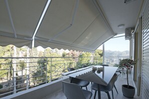 Outdoor dining - LucyZen! Stylish Apt, Athenian Riviera, near beach (Vouliagmeni)