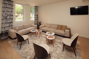 En 43-tommers TV med kabel-kanaler