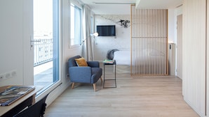 A modern room with a desk, chair, and a bed. - Finestate Coliving Mairie d'Issy  (Issy-les-Moulineaux)