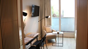 A modern room with a desk, chair, and a TV mounted on the wall. - Finestate Coliving Mairie d'Issy  (Issy-les-Moulineaux)