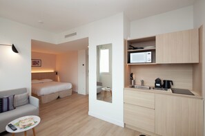 Garden corner suite with alcove | Private kitchen | Mini-fridge, microwave, stovetop, dishwasher - Finestate Coliving Mairie d'Issy  (Issy-les-Moulineaux)