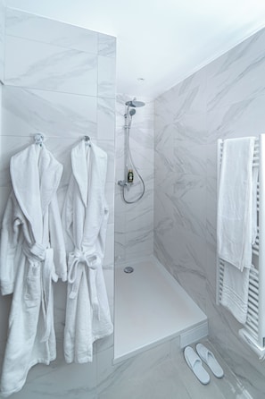 Dusche, Regendusche, Haartrockner, Handtücher