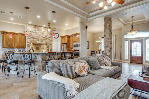 Countryside Retreat! Spacious Home in La Vernia