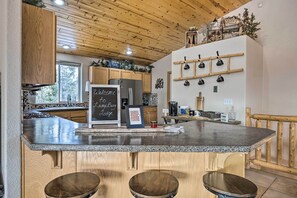 Jääkaappi, mikroaaltouuni, liesi, astianpesukone