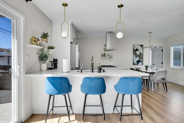 Réfrigérateur, four à micro-ondes, un four, surface de cuisson