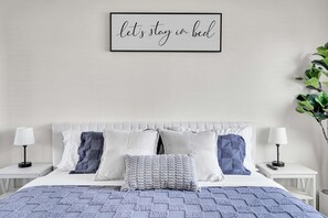 4 chambres, bureau, fer et planche à repasser, lit de bébé portatif