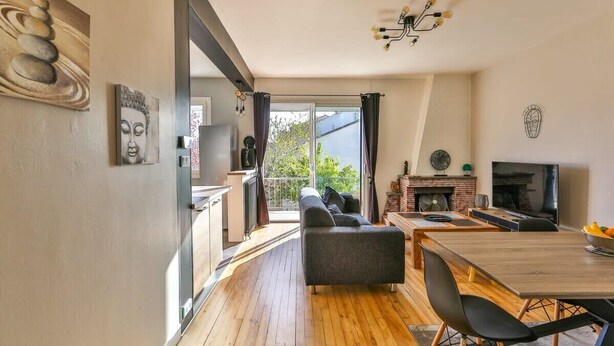 A modern living room with a sofa, dining table, and a fireplace. - Le Tropi'Cognac - Center - Terrace garden - 3 BR (Cognac)