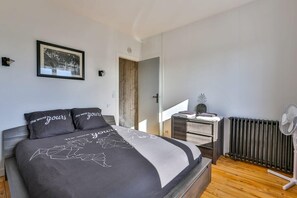 3 makuuhuonetta, silitysrauta/-lauta, vauvan matkasänky, Wi-Fi