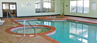 Winter wonderland ski in/out retreat w/ heated pool & jacuzzi!