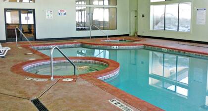 Winter wonderland ski in/out retreat w/ heated pool & jacuzzi!