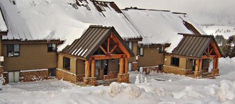 Winter wonderland ski in/out retreat w/ heated pool & jacuzzi!