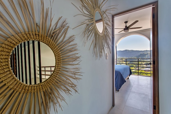 4 habitaciones, caja de seguridad en la habitación y escritorio