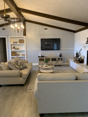 Smart-TV, Kamin, DVD-Player, Bücher