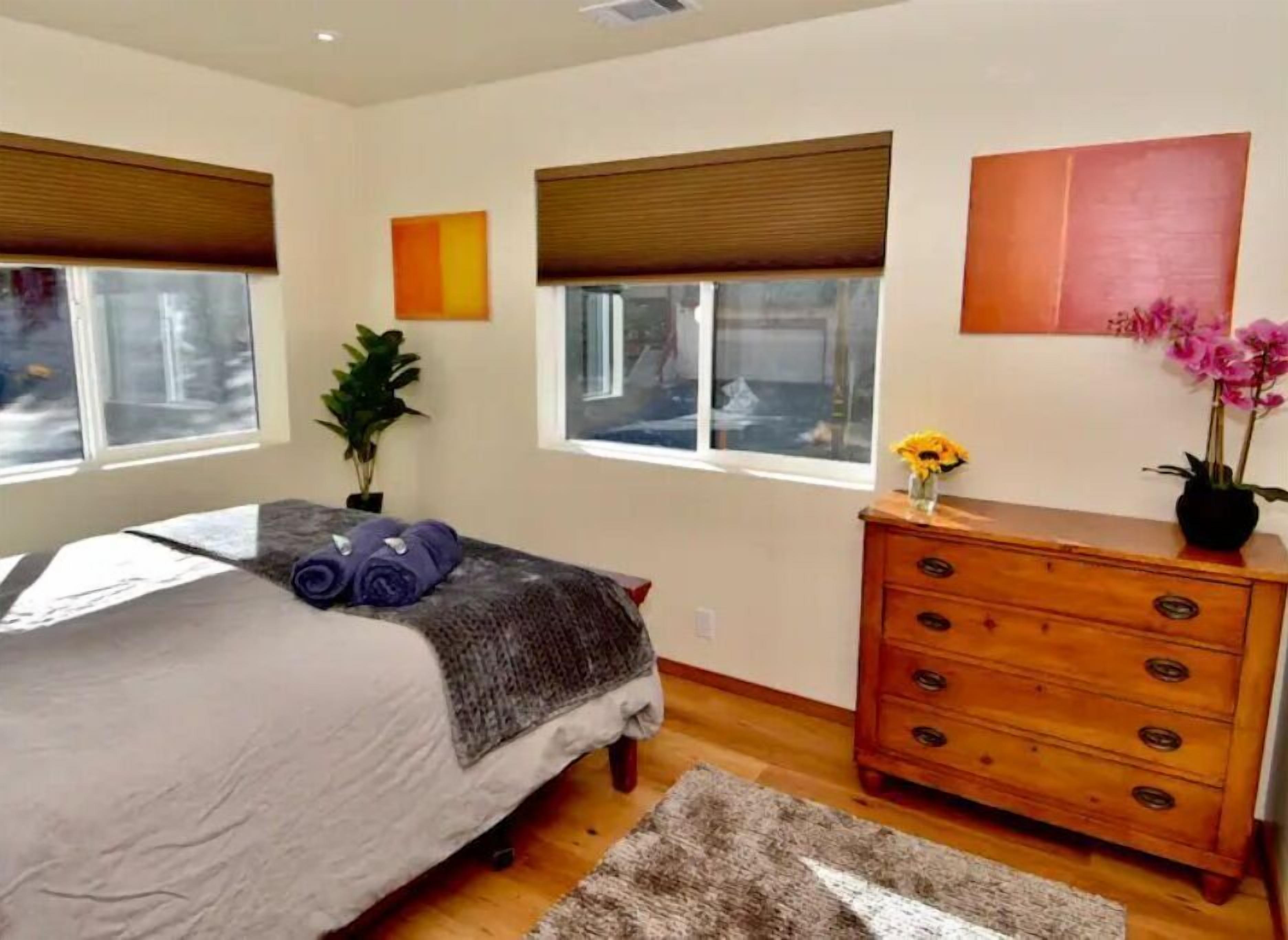 2 bedrooms, desk, WiFi