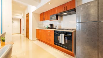 Apartment, 2 Bedrooms | Private kitchen | Microwave, oven, toaster, blender