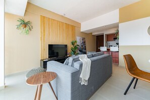 Appartement, vue sur la ville | Aire de séjour | Téléviseur connecté de 50 po avec télévision numérique, téléviseur