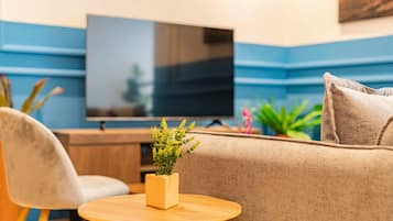 Departamento, 2 habitaciones | Área de sala de estar | Smart TV de 50 pulgadas con canales digitales y televisión