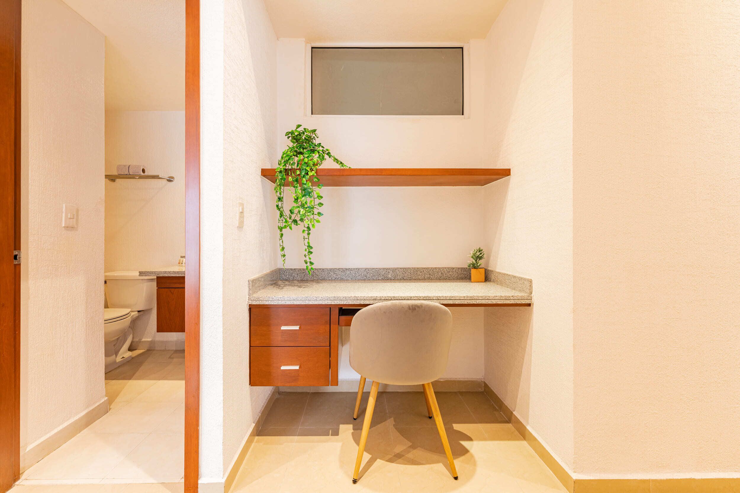 Un bagno piccolo e compatto, con il water, un lavandino e una doccia.