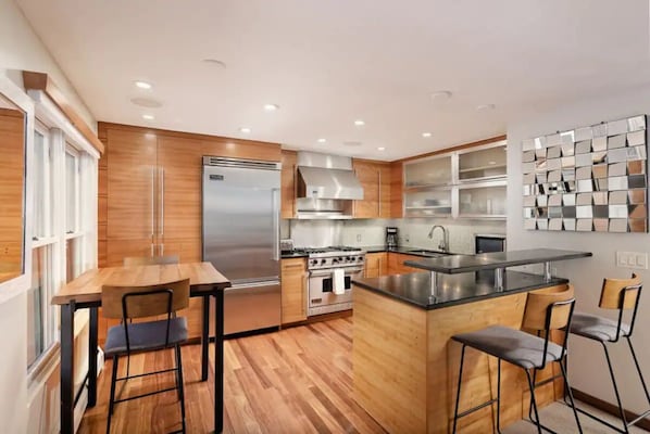 Frigorifero, microonde, forno, piano cottura