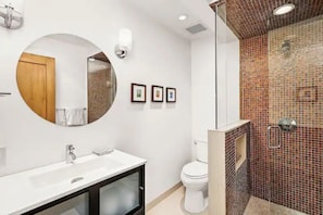 Doccia, asciugamani, sapone, shampoo