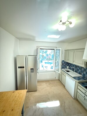 Fridge, microwave, oven, stovetop - LA LAURISIENNE (Lauris)