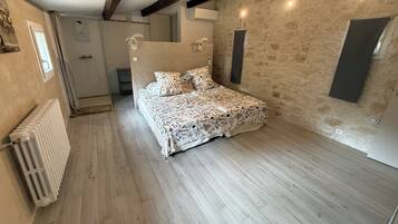 3 slaapkamers, een strijkplank/strijkijzer, gratis wifi, beddengoed
