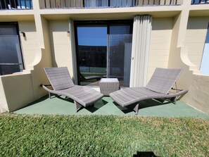 Terrace/patio - Cozy condo with pool across the street from the beach. (Daytona Beach)