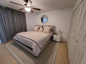 Room - Cozy condo with pool across the street from the beach. (Daytona Beach)
