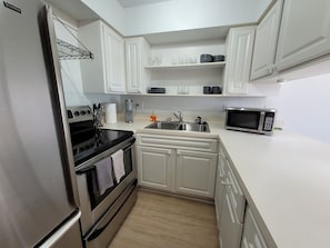 Private kitchen - Cozy condo with pool across the street from the beach. (Daytona Beach)