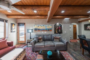 Smart TV, chimenea, reproductor de DVD y estéreo