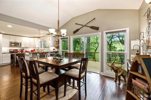 Lake front - Newly renovated - Gorgeous Views - Close to trails!