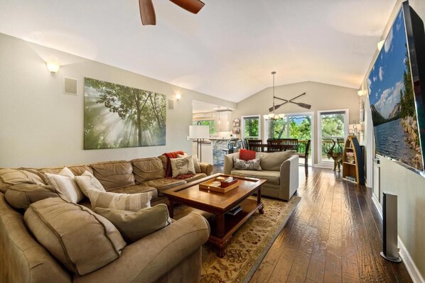 Smart TV, chimenea y libros 