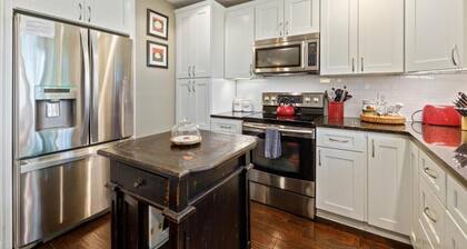 Lake front - Newly renovated - Gorgeous Views - Close to trails!