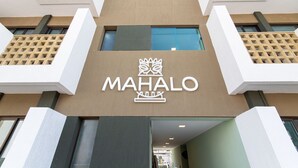 Modernilla arkkitehtonisella tyylillä suunniteltu rakennus, jonka julkisivussa on suuri, huomiota herättävä «MAHALO»-kyltti ja geometriset muodot.