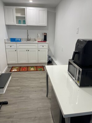 Private kitchen - Modern, Newly Developed Studio (Baldwin)