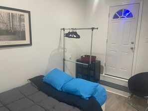 Room - Modern, Newly Developed Studio (Baldwin)