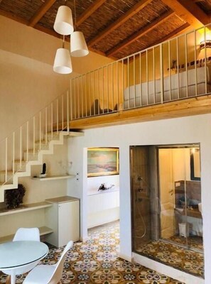 Studiosuite | Hochwertige Bettwaren, Daunenbettdecken, Pillowtop-Betten, Minibar