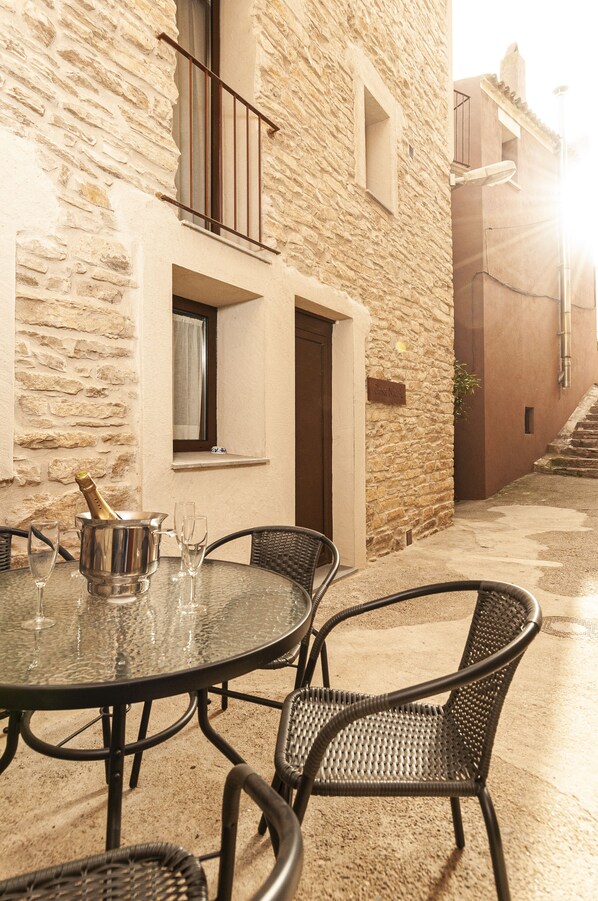 Outdoor dining - NICOLE HOUSE IN PORTELL QUALITY RURAL TOURISM (portell)