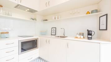 Estudi urbà | Cuina privada | Frigorífic, microones, placa de cuina i cafetera exprés