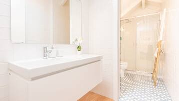Apartamento familiar | Baño | Ducha, secador de pelo, bidé y toallas