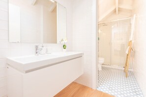 Departamento familiar | Baño | Regadera, secadora de cabello, bidet, toallas 