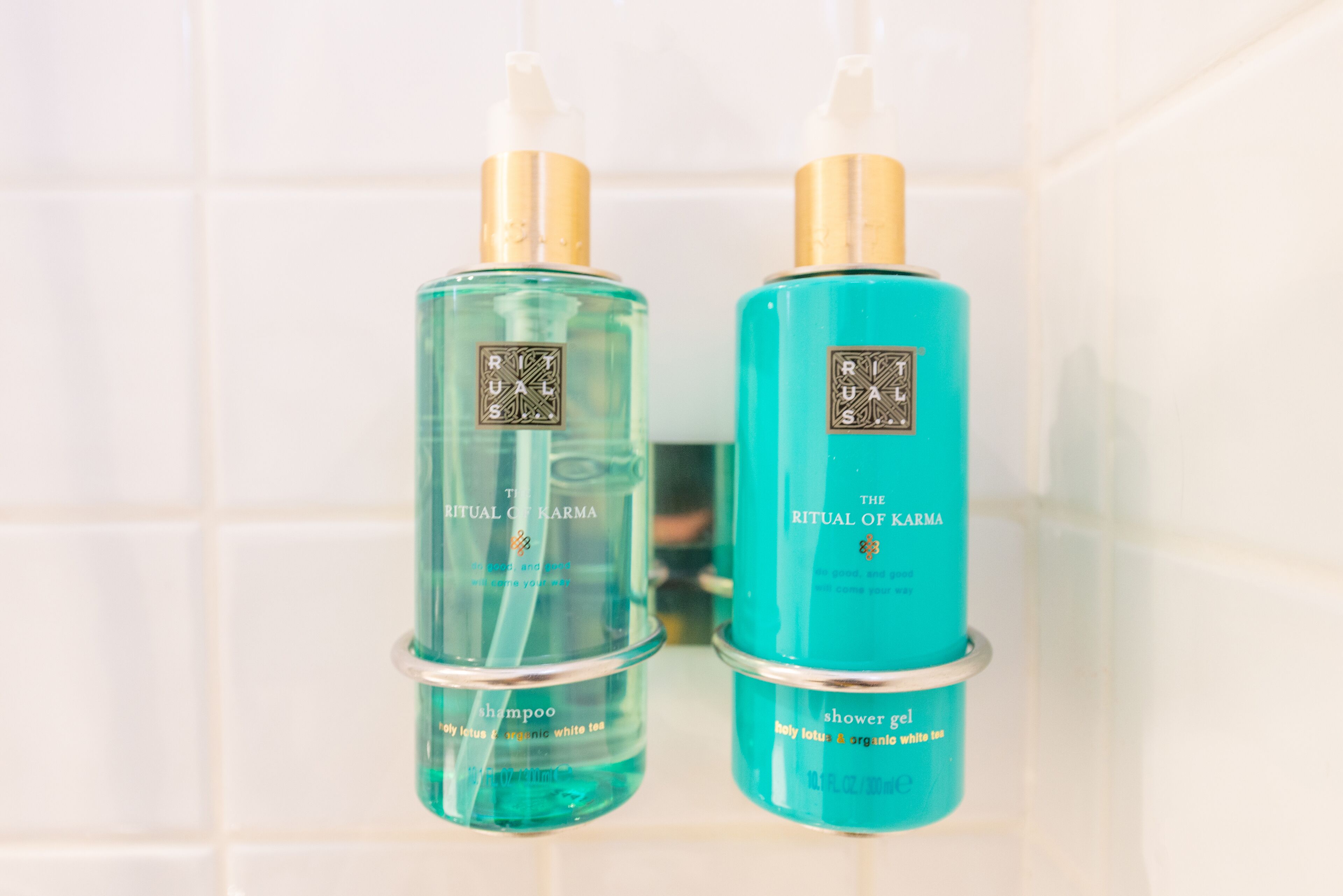 Deux flacons de shampooing et de gel douche de la gamme « The Ritual of Karma ».