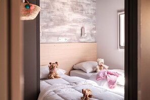 Individuelt innredet, skrivebord for bærbar PC og blendingsgardiner