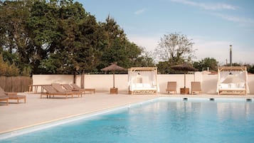 Seasonal outdoor pool, sun loungers