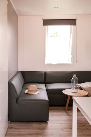 Maison mobile Confort | Aire de séjour | Téléviseur à écran plat de 70 cm avec télévision numérique, téléviseur
