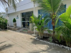 Front of property - HOTEL SUNSET BEACH (Cartagena)